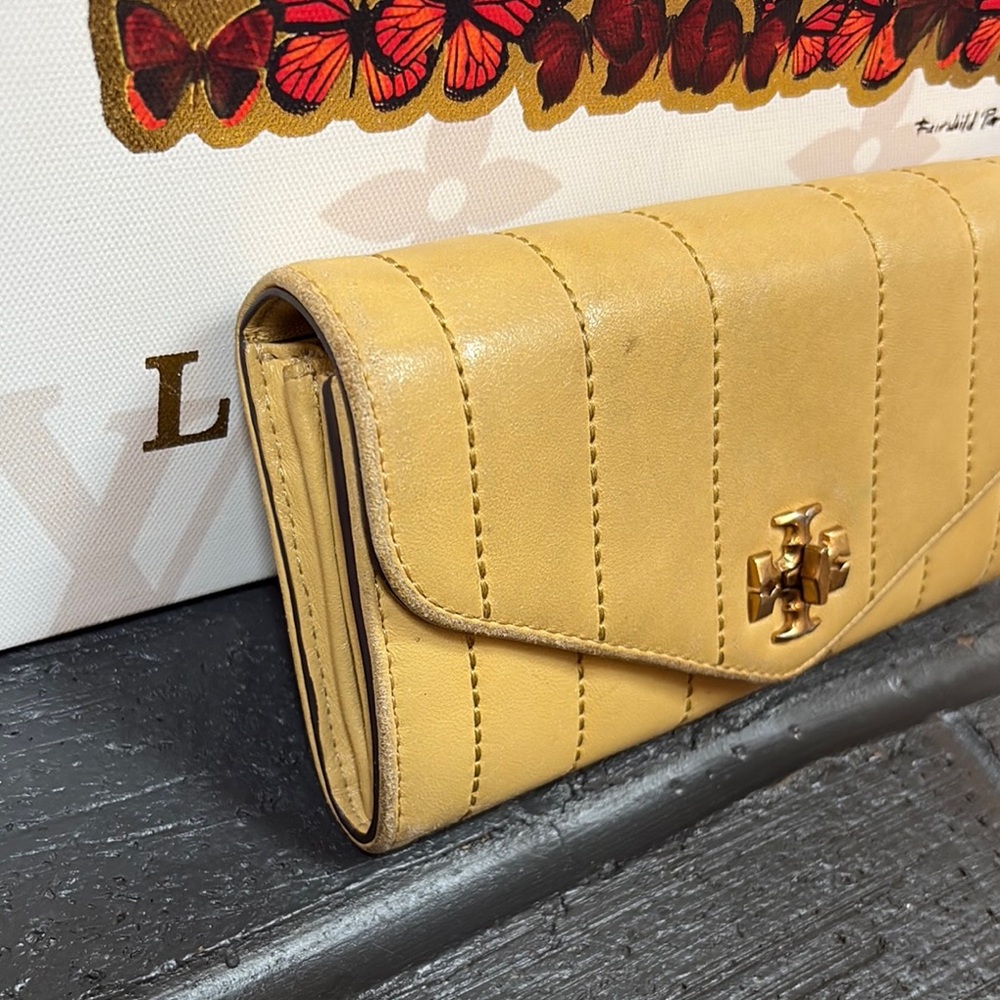 Tory Burch Kira Leather Envelope Wallet - Picture 4 of 16